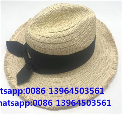 Chapeau de paille noir avec nœud papillon et pompon