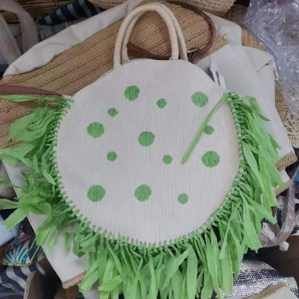 Sac rond de broderie en papier vert avec glands