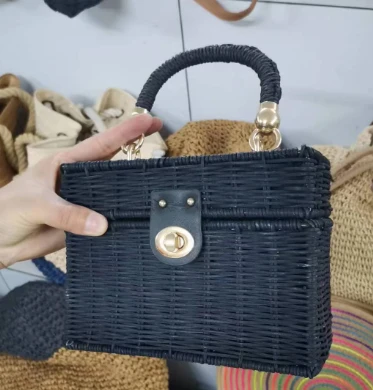 Sac à bandoulière noir en rotin naturel