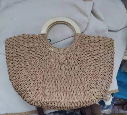 Sac de plage tissé en papier avec poignées en bois
