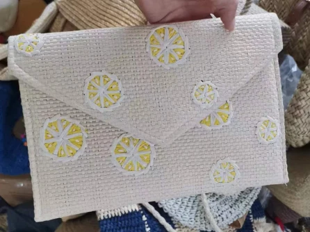 Pochette pour femme en papier brodé