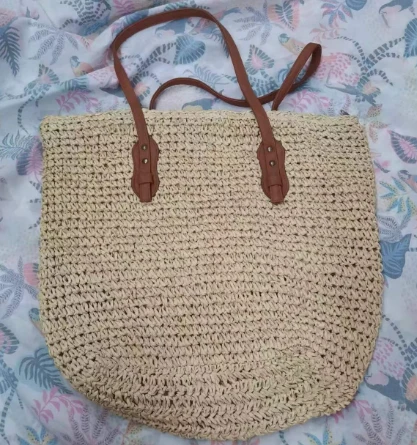 Sac de paille aux femmes au crochet à la main