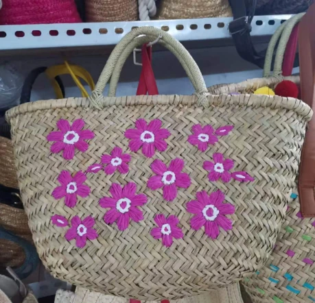 Sac de paille naturel avec fleur embrodiery