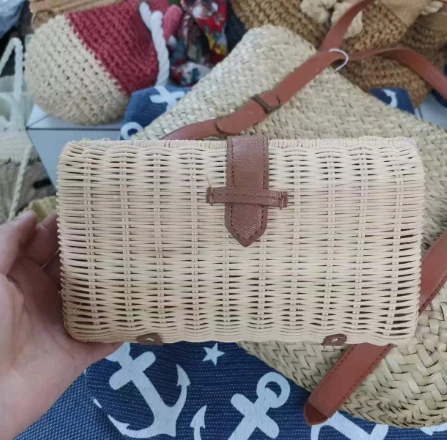 Petit sac de soirée en rotin tissé à la main