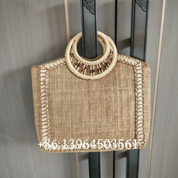 Le bambou gère les sacs de plage des femmes