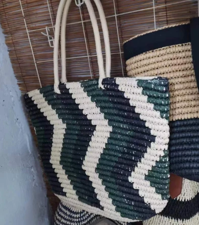 Sac de paille aux femmes vertes à rayures