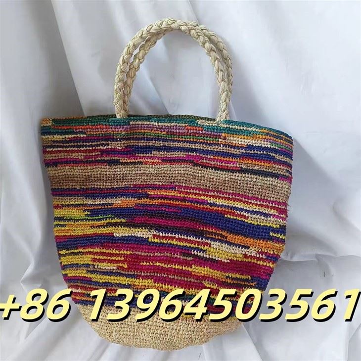 Seau de raffie multicolore fait à la main