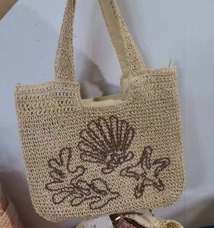 Sac à bandoulière en papier au crochet avec motif de broderie
