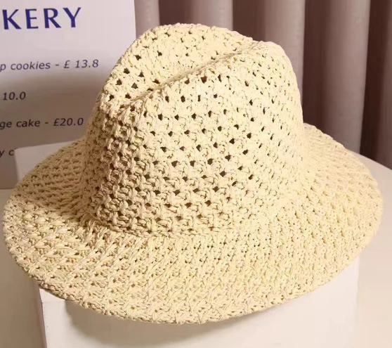 Chapeau de paille fait main pour femme avec motif de fleurs creuses