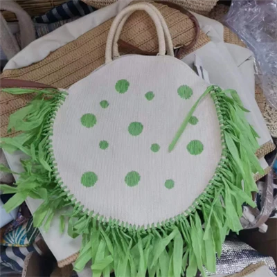 Sac rond de broderie en papier vert avec glands