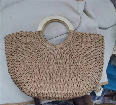 Sac de plage tissé en papier avec poignées en bois