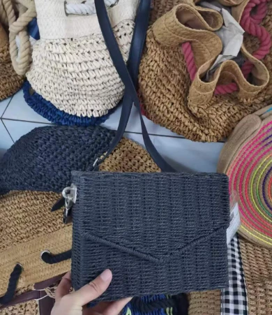 Sac à bandoulière tissé à la main en papier avec cadre en fer