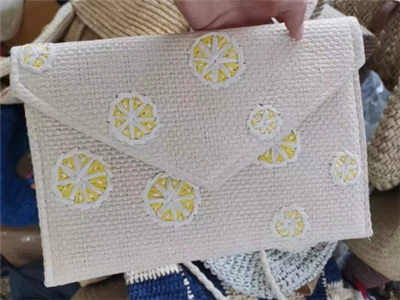 Pochette pour femme en papier brodé