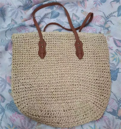 Sac de paille aux femmes au crochet à la main