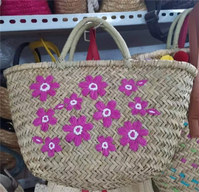 Sac de paille naturel avec fleur embrodiery