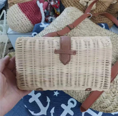 Petit sac de soirée en rotin tissé à la main