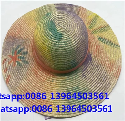Peinture du chapeau de papier de paille coloré