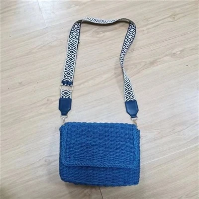 Sac bandoulière en paille bleu avec ruban