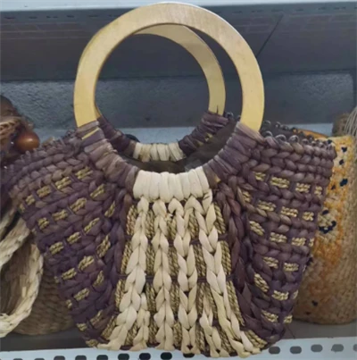 Sac de paille tissé à la main de couleur foncée sac