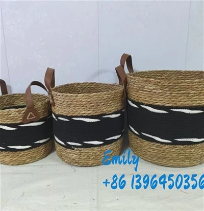 Paniers de rangement tissés dans le placard
