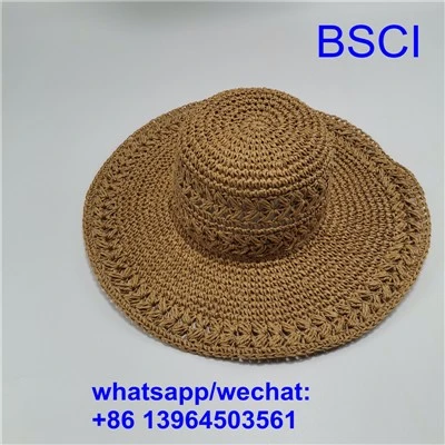 Chapeaux de plage de jeunes dames
